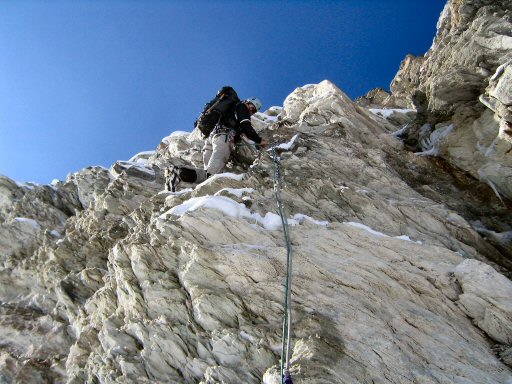 Rochers de Cornus (24).jpg - Flo dans L1 (merci  la corde fixe...)